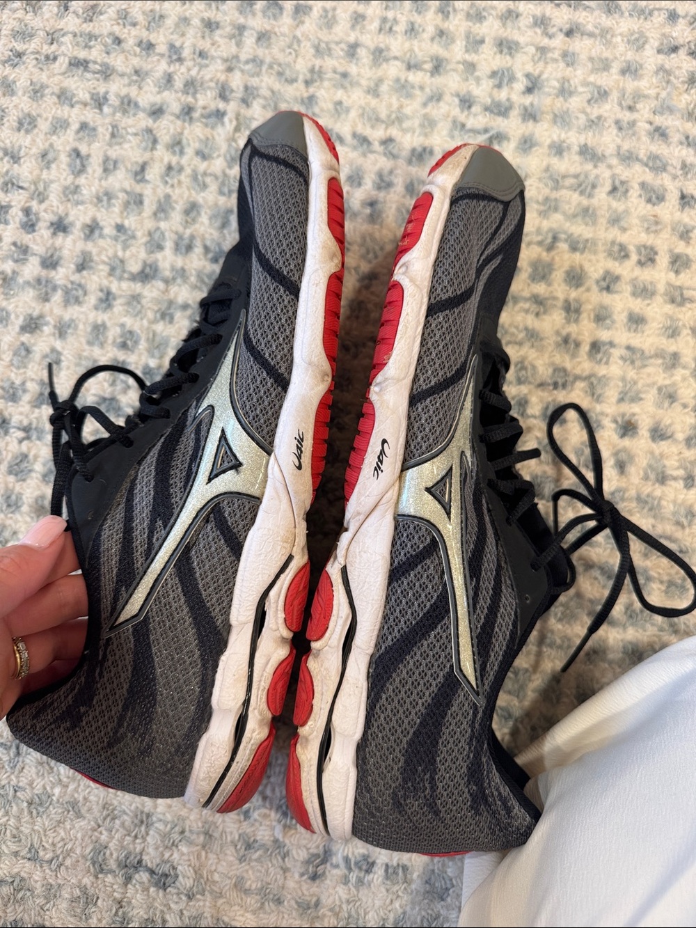Mizuno Men's Black and Gray Running Trainers with Red Accents - Picture 5 of 6